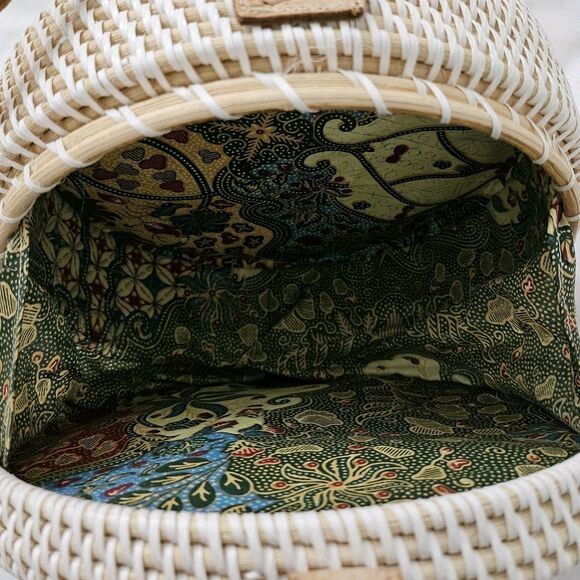 Round Straw Bag White Wicker Rattan Handwoven Crossbody Beach Boho Resortwear - Picture 6 of 9